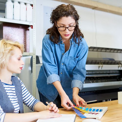 graphic-designers-in-printing-shop-7LJQU5F (1) graphic-designers-in-printing-shop-7LJQU5F (1)